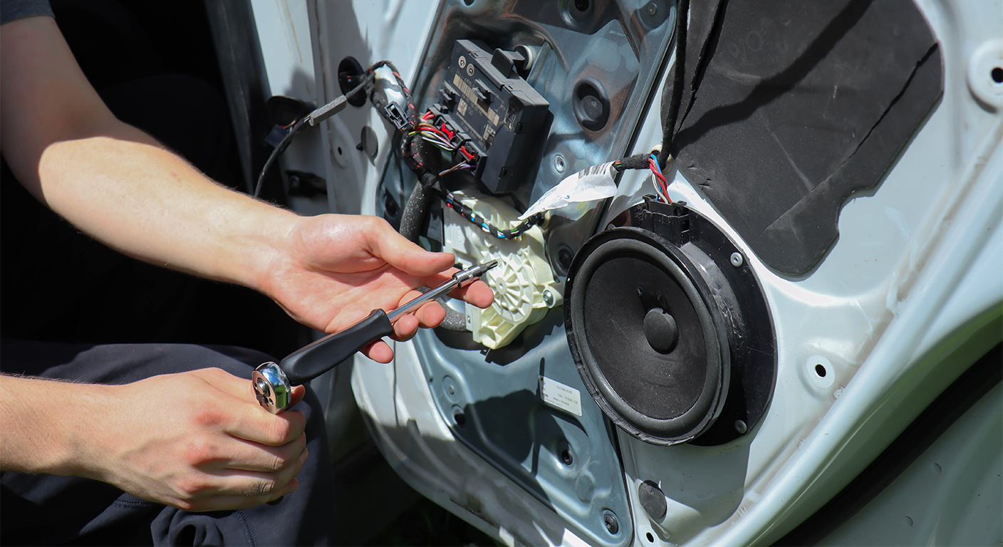 Aplicação de telas de som automotiva no interior do carro para reduzir ruído e vibração.