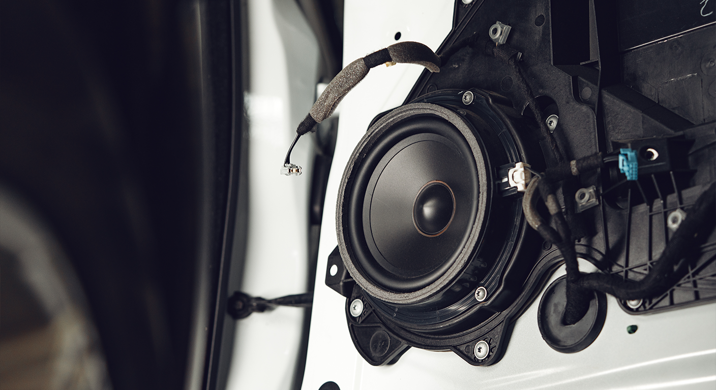 Telas de som automotiva aplicadas no interior do carro para reduzir ruído e vibração.