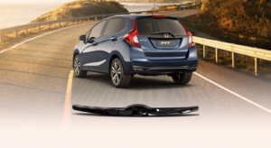 Friso placa traseira Honda Fit 2015 a 2021 Black Piano com furo para câmera de ré