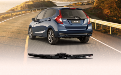 Friso placa traseira Honda Fit 2015 a 2021 com câmera Black Piano