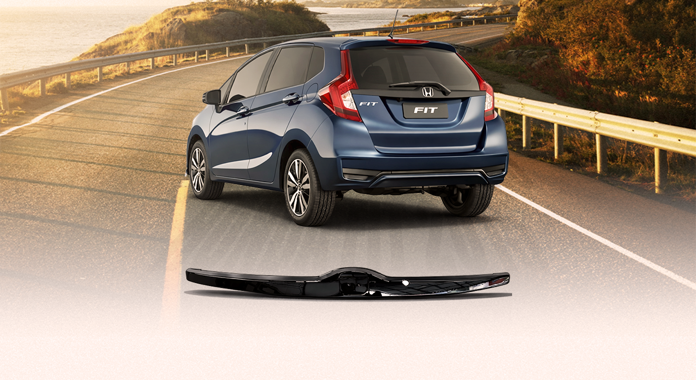 Friso placa traseira Honda Fit 2015 a 2021 Black Piano com furo para câmera de ré